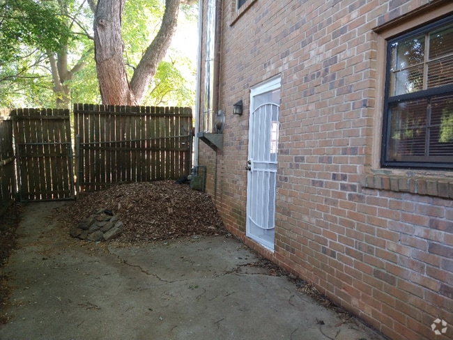 Building Photo - 1506 Camelot Cir Rental