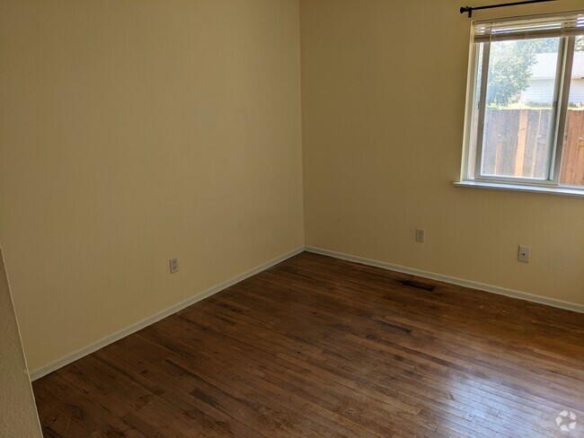 Building Photo - Beautiful 3 bedroom Rental