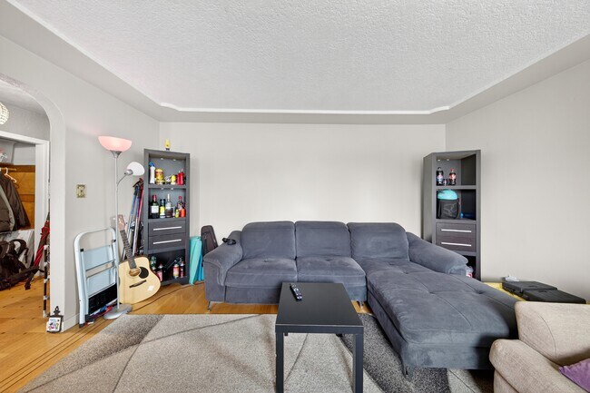 Photo - 5765 Quebec St