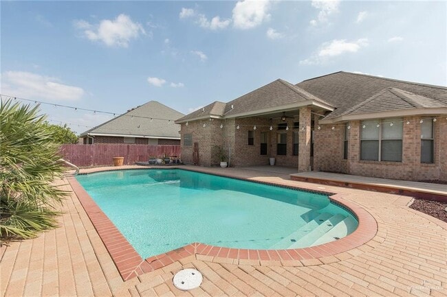 Photo - 33-25 1/2 E St