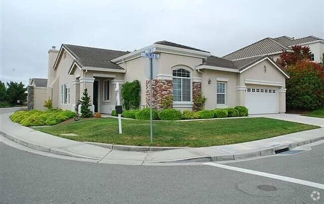 Building Photo - Spacious 3 to 4 Bedroom, 4-Bath Home in Pr...