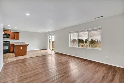 Photo - 1927 200 St E