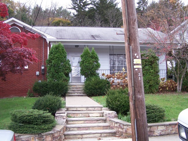 Photo - 305 N 6th St