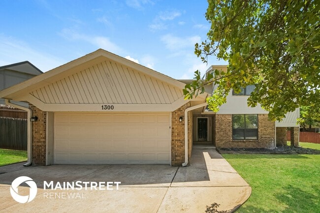 Building Photo - 1300 Cedar View