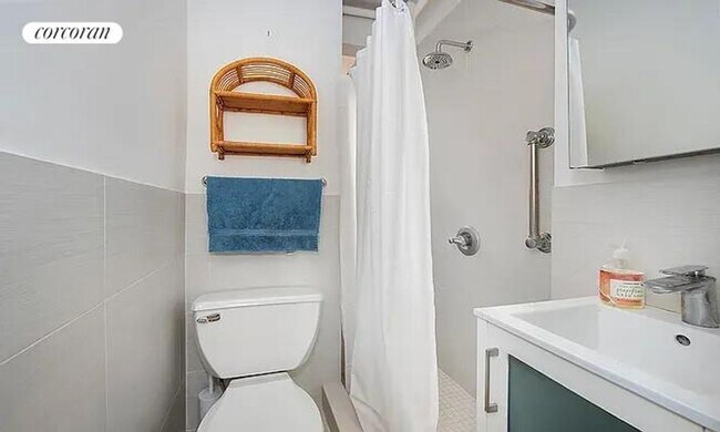 Photo - 517 E 77th St