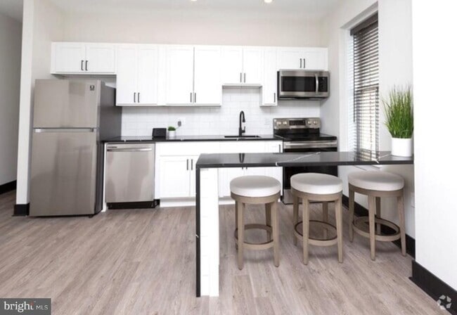 Building Photo - 13 E Read St Unit 2 Rental