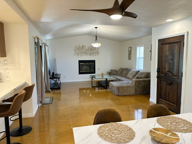Building Photo - 43550 Carmel Cir