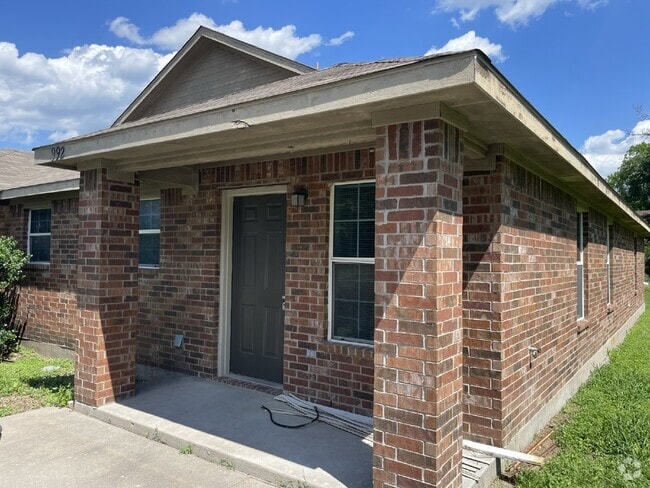 Building Photo - Charming, updated and bright duplex with p... Rental