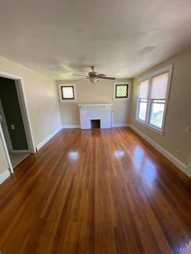 Photo - 2 Bed, 1 Bath w/ Den!  1200.00 Sq Ft.