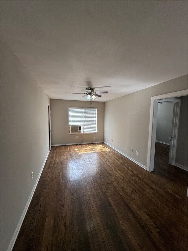 Building Photo - 5010 Ennis St Unit 3 Rental