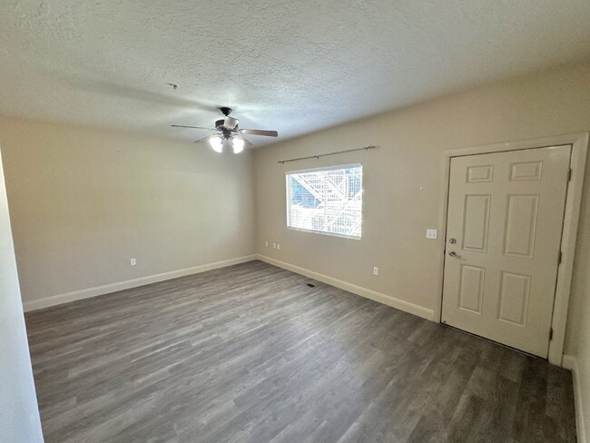 Photo - 700 N Main St Unit H3