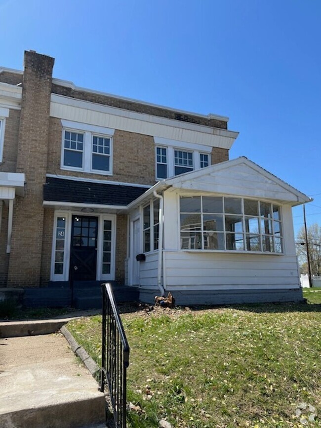 Building Photo - 4 Bedroom Renovated House