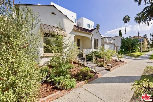 8415 Rosewood Ave