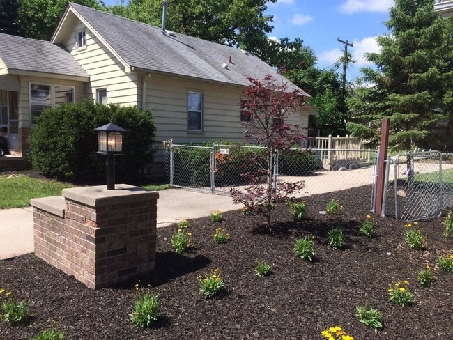 Building Photo - Charming Bungalow in Amazing Location