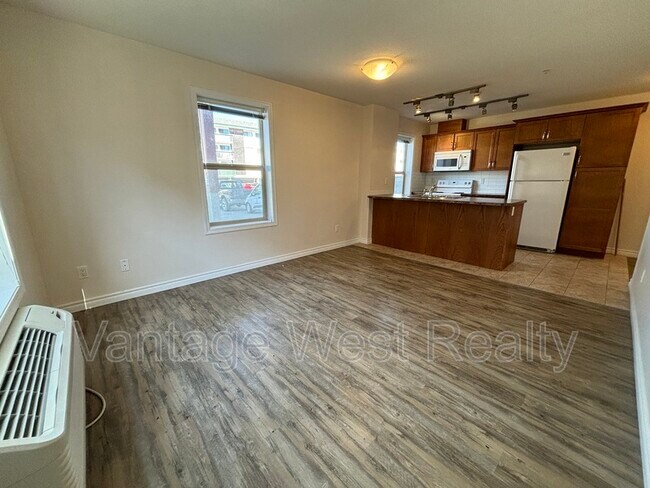 Photo - 104-598 Sutherland Ave