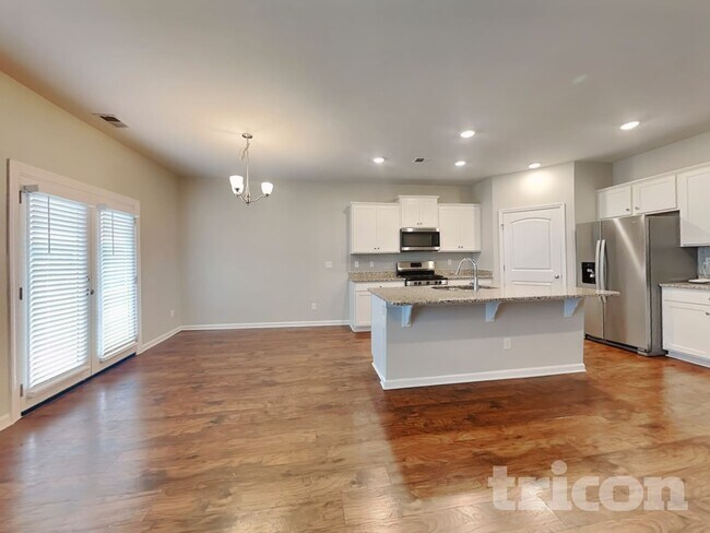 832 Foxdale Dr