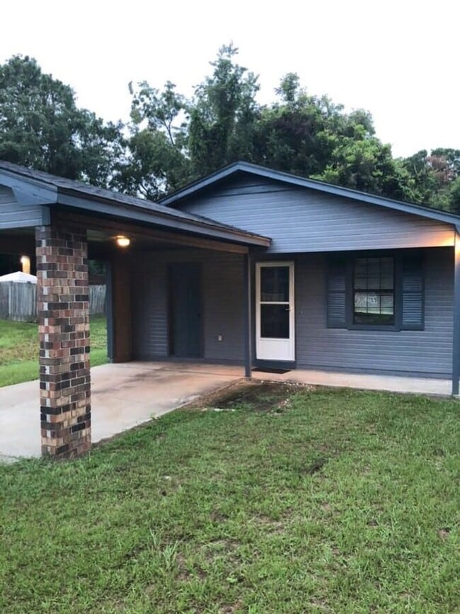 Building Photo - THREE BEDROOM HOME