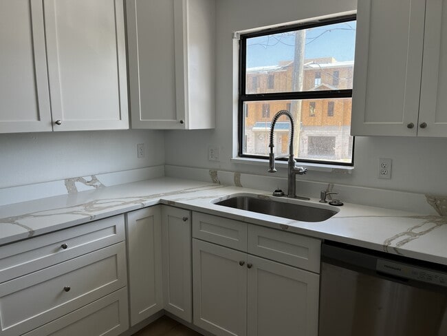 Building Photo - 6814 Palm Dr Unit B