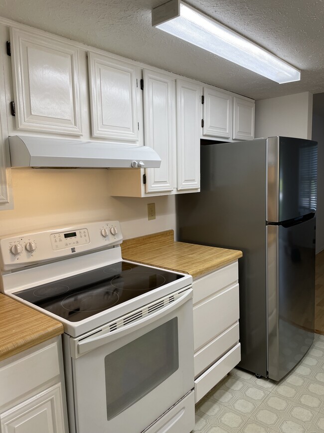 Kitchen - 6026 Cedar Wood Dr