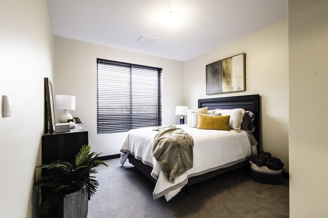 Relaxation-ready bedrooms with wall-to-wall carpeting, - Industrie Apartments
