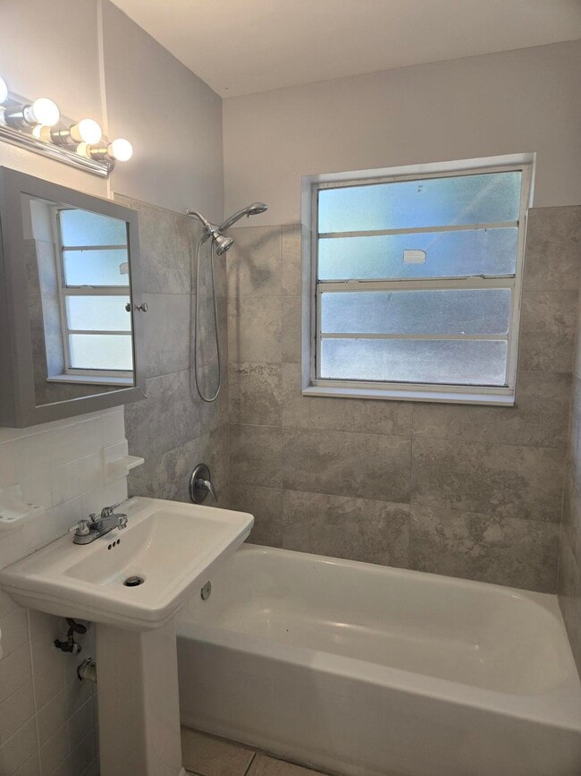 Photo - 2000 NW 2nd Ct