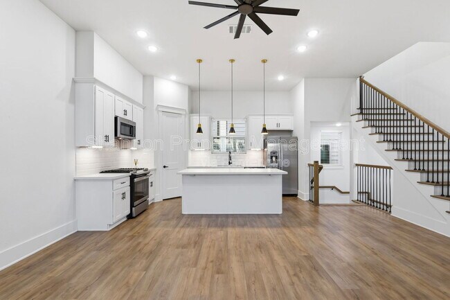 Building Photo - 1243 W 23rd St Unit B