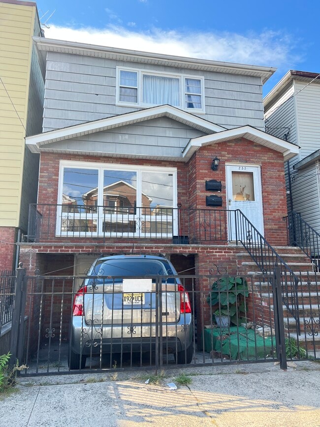 Building Photo - 233 Cambridge Ave Unit 1