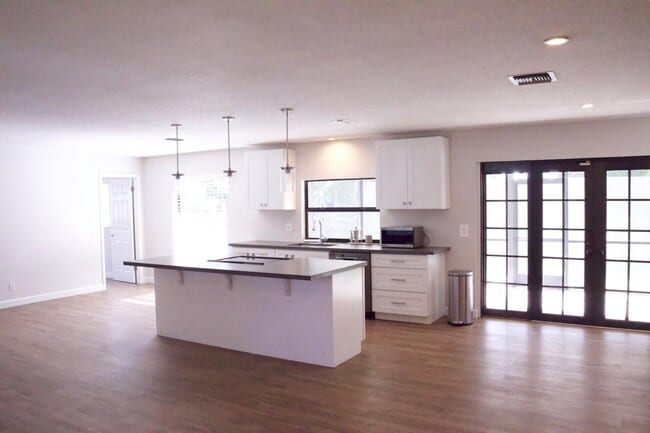 Photo - 700 N Perry Ave