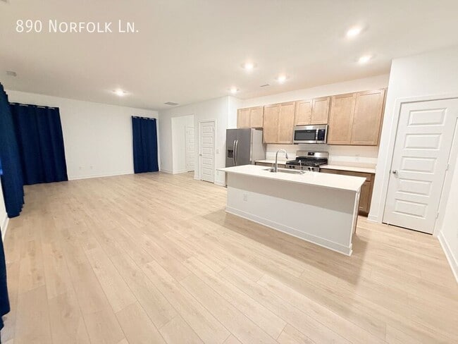 Photo - 890 Norfolk Ln