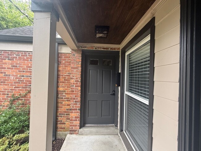 Building Photo - Lovely Duplex in Hillsboro Village