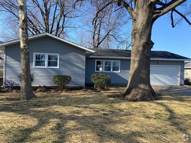 Building Photo - Comfort Meets Convenience in This Updated ... Rental