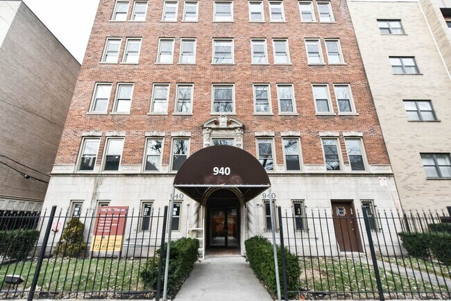 Building Photo - 940 W Winona St Unit 706 Rental