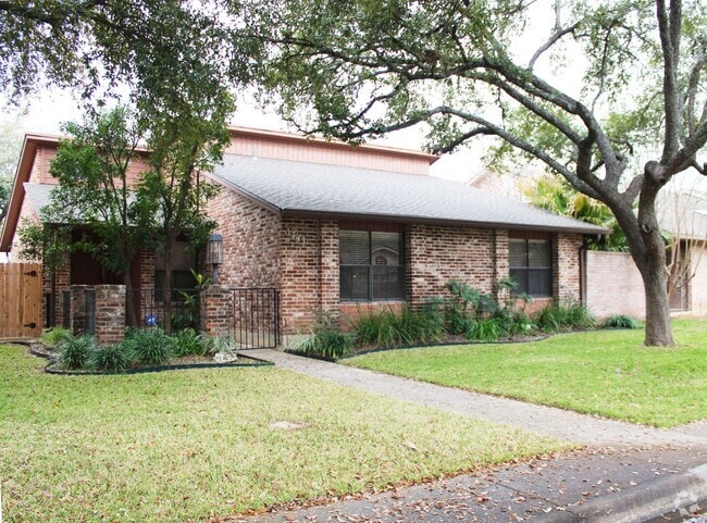 Building Photo - HUNTER'S CREEK SINGLE-STORY HOME