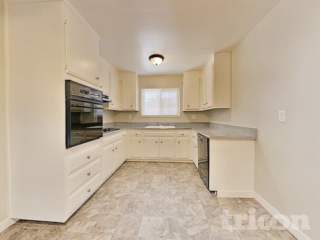 Photo - 402 E Pacific Ave