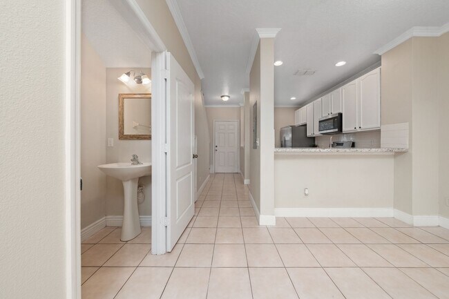 Photo - 2 Bedroom /2.5 bathrooms Town House. Just few minutes from Medical City.