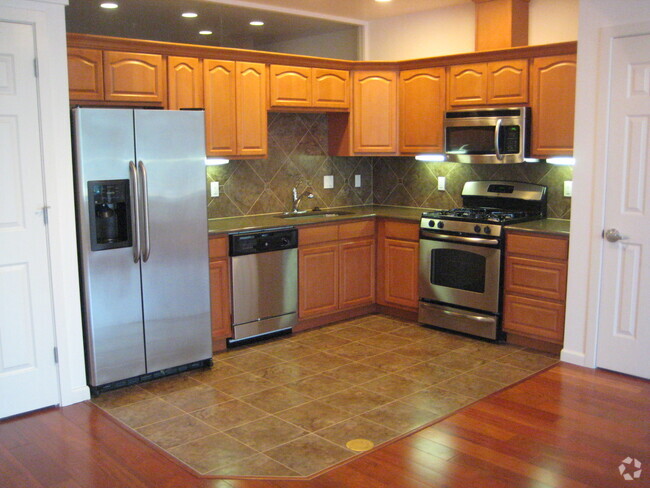 Kitchen - Hawthorne 44 Apartments