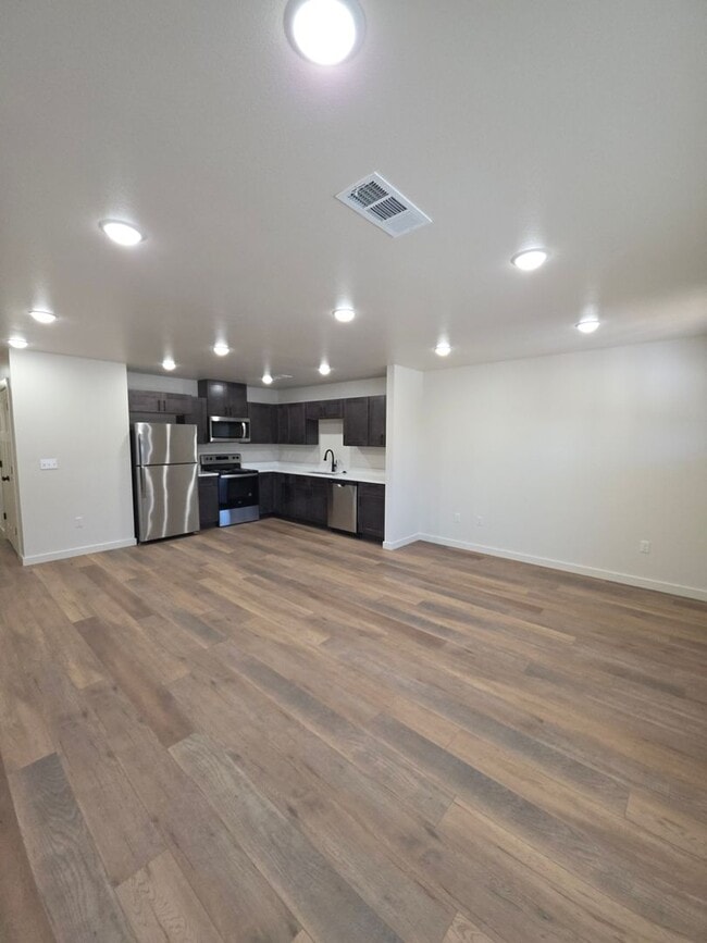 Photo - 703 W 12th St Unit B