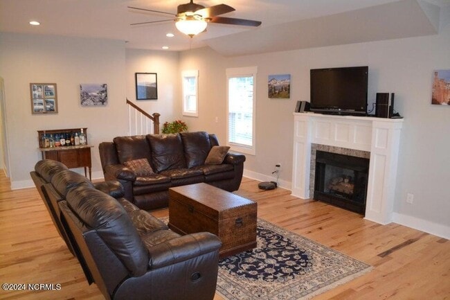 Photo - 845 N May St