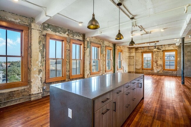 Building Photo - LUXURY   CONDOS IN THE HEART OF ALAMO CITY Unit 219 N ALAMO #401