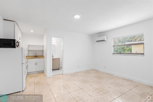 Building Photo - 583 NW 17th Pl Unit B Rental