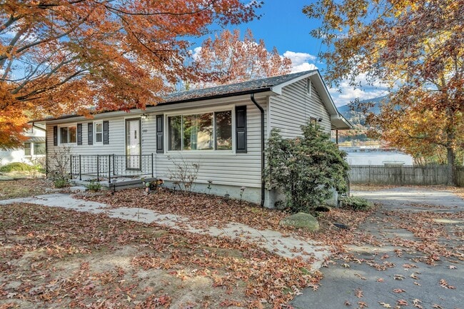 Building Photo - 1011 Old US Hwy 70