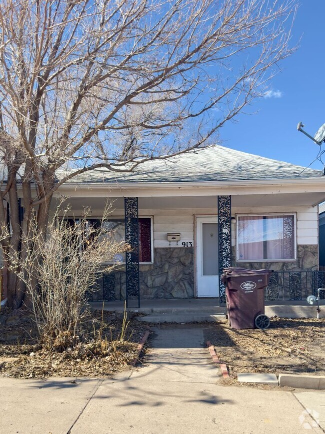 Building Photo - 3 bedroom 2 Bath with sun room Rental