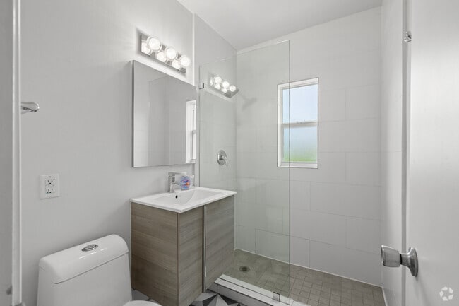 2BR, 2BA - 710SF - Bathroom