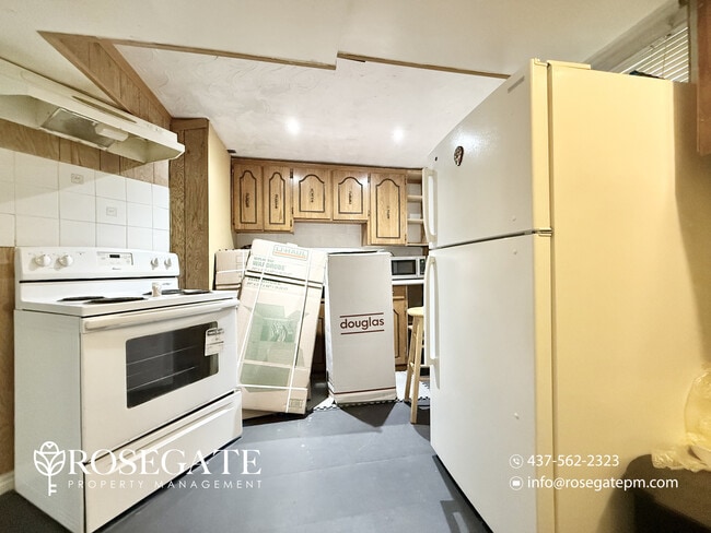 Photo - Spacious 3-Floor Semi-Detached Home with Huge Backyard & 3 Parking Spaces – Scarborough