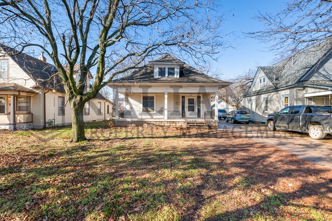 Building Photo - 221 S Glenn St