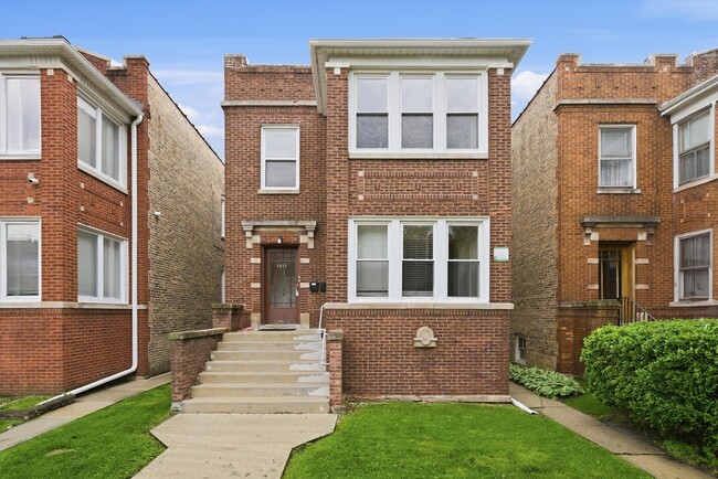 Building Photo - 5039 W Cullom Ave Unit 1