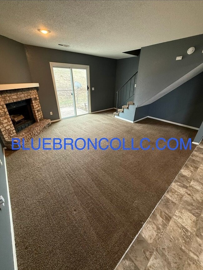 Photo - Updated unit with fresh paint and modern finishes!