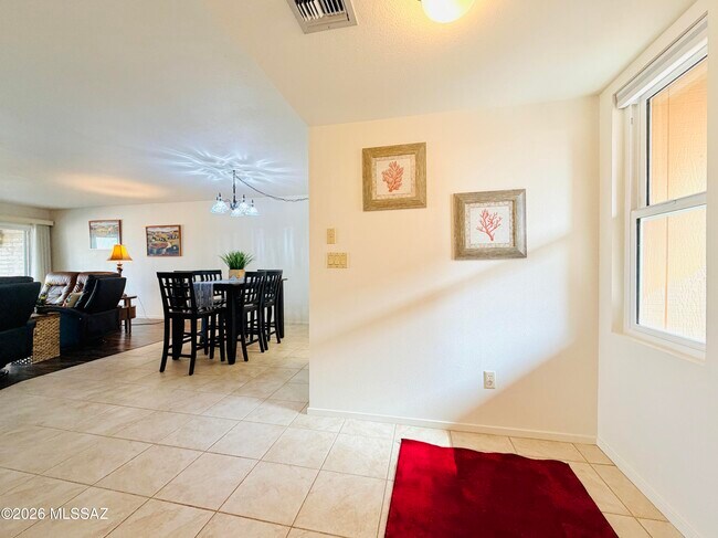 8449 N Vía Tioga