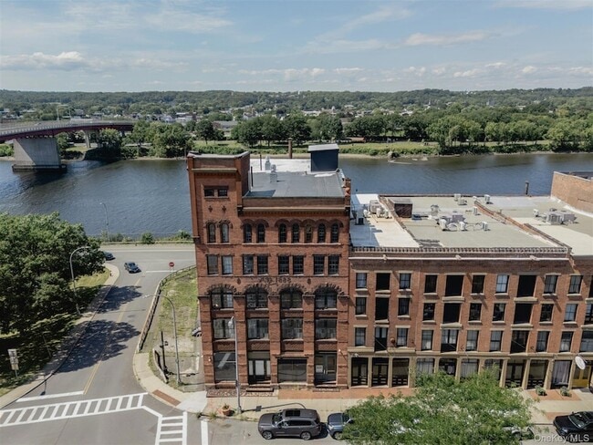 Building Photo - 155 S River St Unit 1B