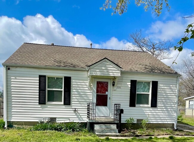 Building Photo - Charming Hideaway: 2BR Cozy House